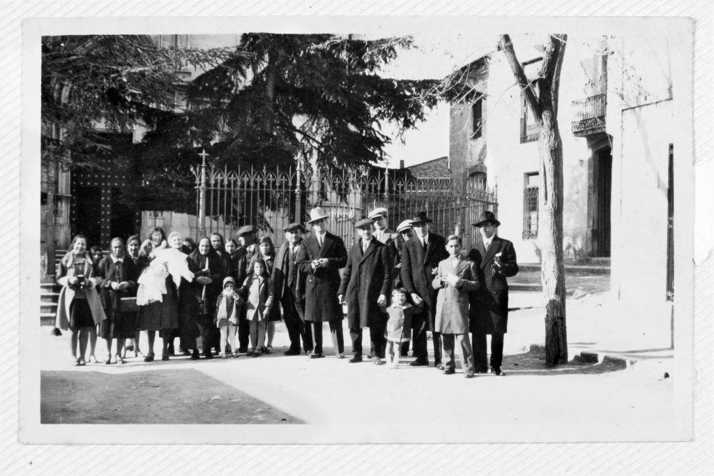 Foto antiga amb les creus a la tanca
